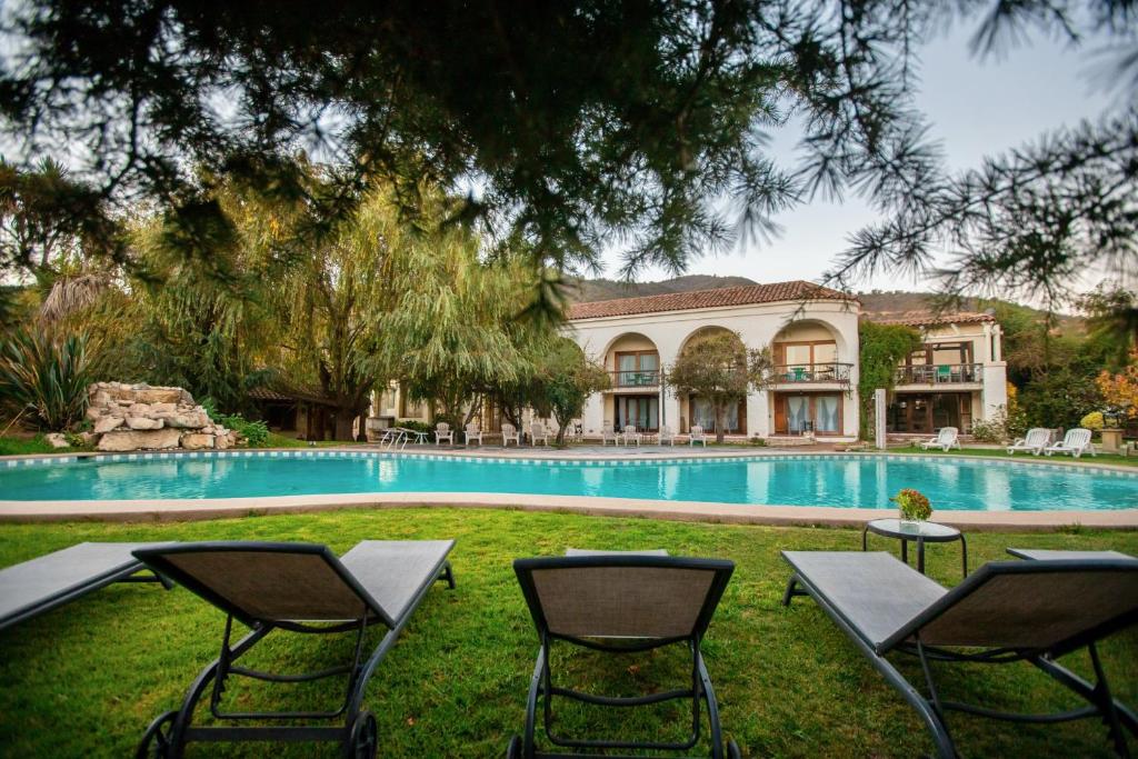 卡薩布蘭卡的住宿－Hotel Casablanca Spa & Wine，庭院内带游泳池及椅子的房子