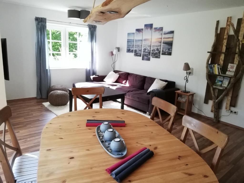 uma sala de estar com uma mesa e um sofá em Ferienwohnung am Waldrand em Kalletal