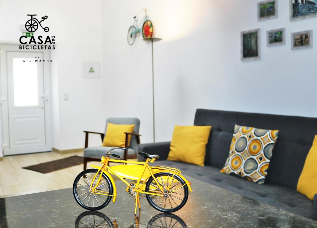 ペニシェにあるCasa das Bicicletasの黄色の自転車