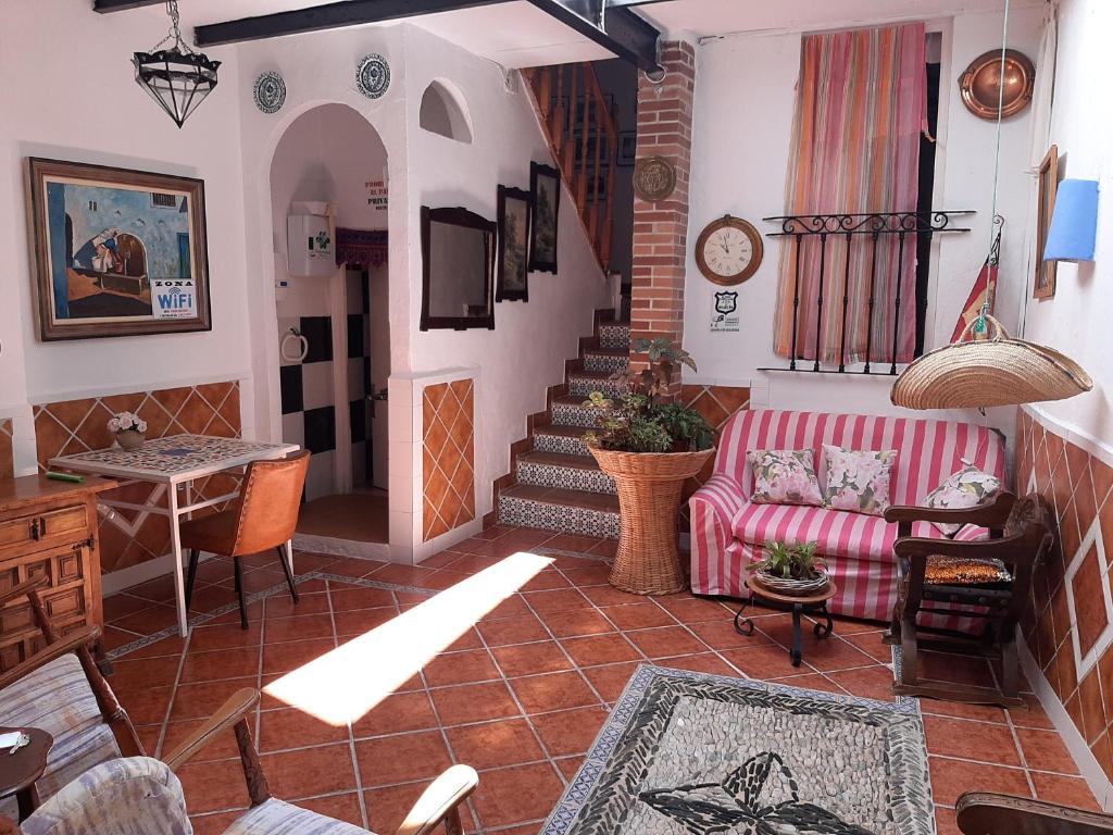 salon z kanapą i stołem w obiekcie Pension casa Fina Ruiz w Almuñécar