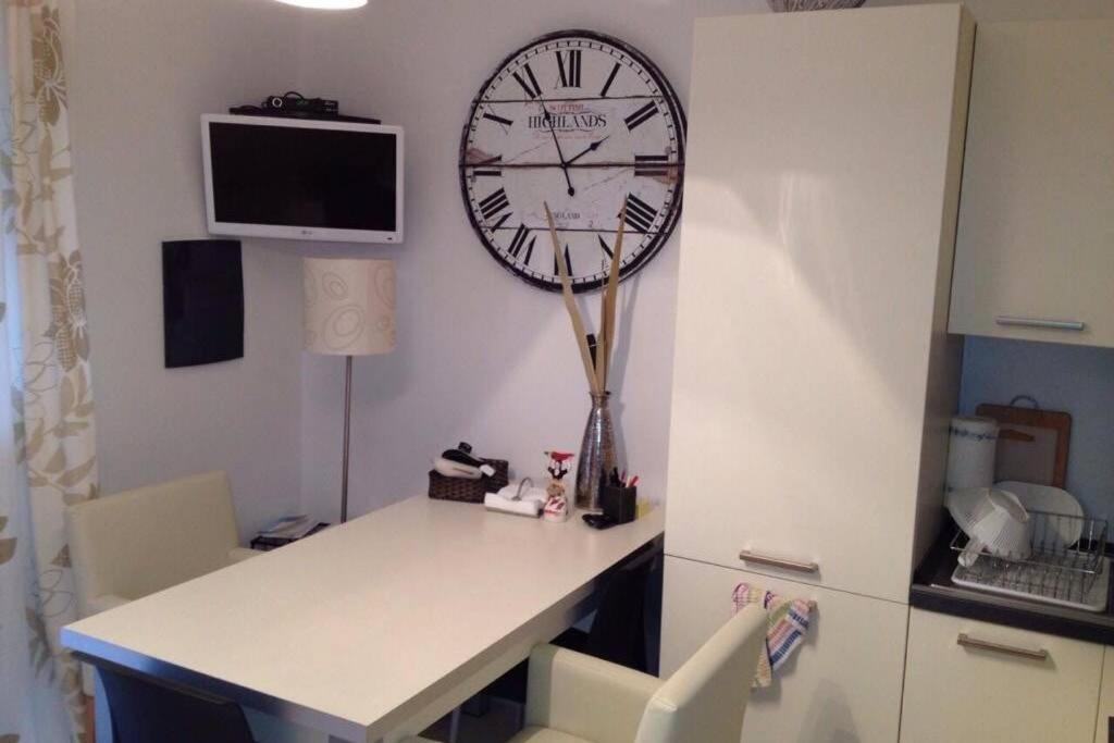 un reloj colgando en una pared junto a un escritorio en Pizzo Beach Club. One bedroom apt 13G, en Pizzo