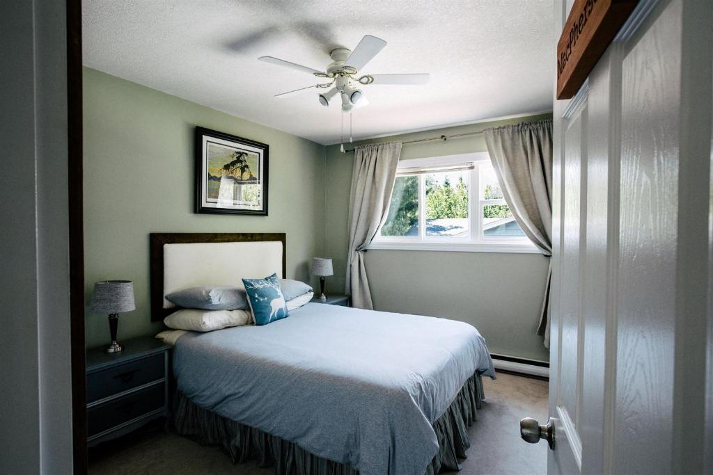 Postel nebo postele na pokoji v ubytování Alpenrose Revelstoke Bed & Breakfast
