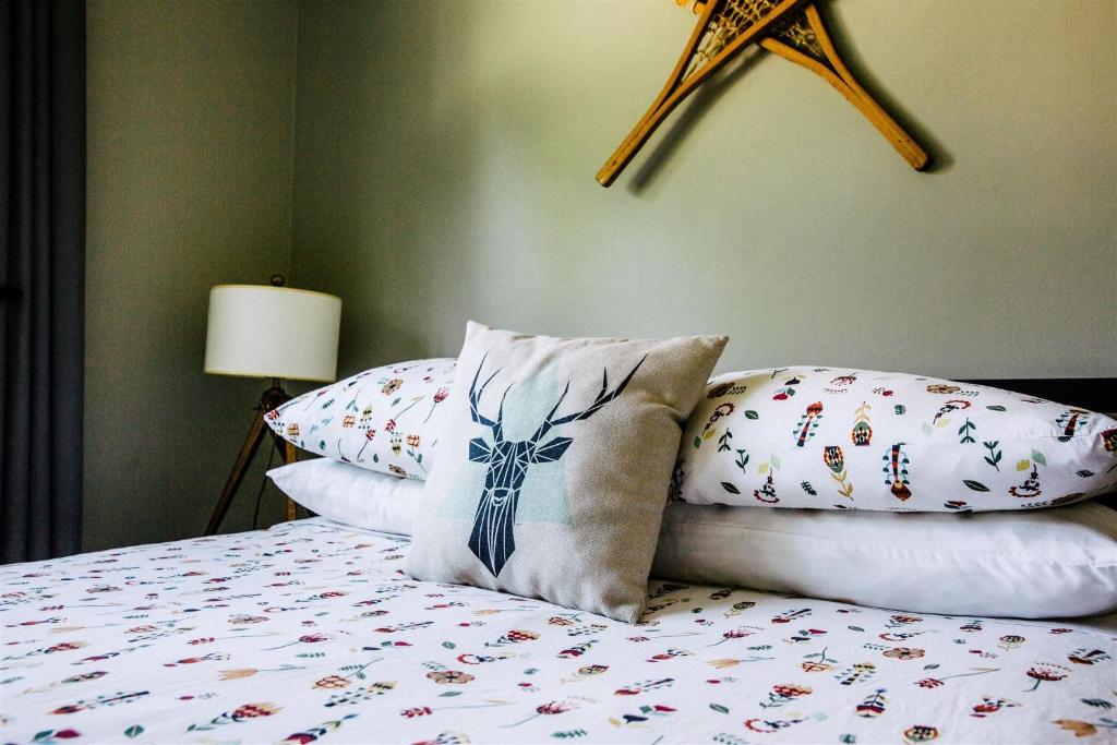 Postel nebo postele na pokoji v ubytování Alpenrose Revelstoke Bed & Breakfast