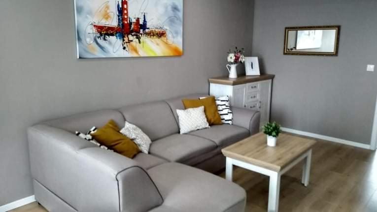 uma sala de estar com um sofá e uma mesa em Beautiful apartment in the city center em Spišská Nová Ves