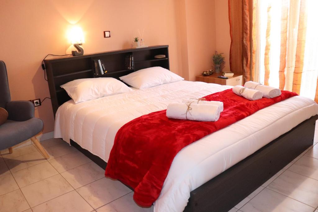 sypialnia z dużym łóżkiem z dwoma ręcznikami w obiekcie Serenity LX Apartments w Lixoúrion