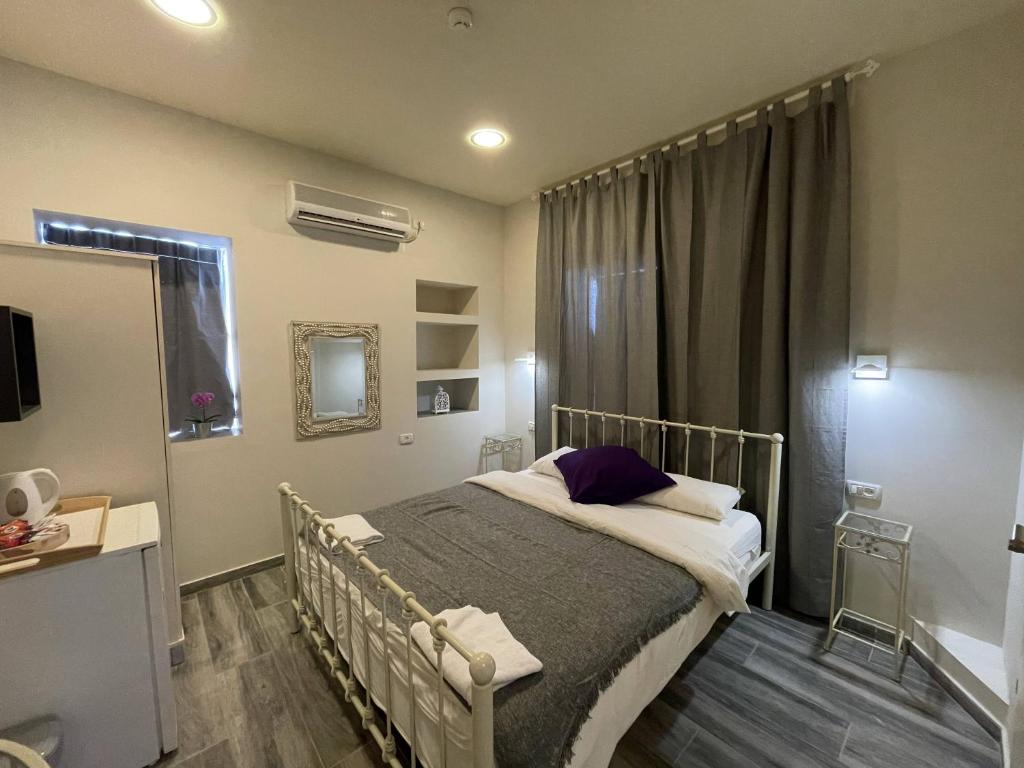 1 dormitorio con 1 cama en una habitación con ventana en Puy Villa Roca Tiberias, en Tiberíades