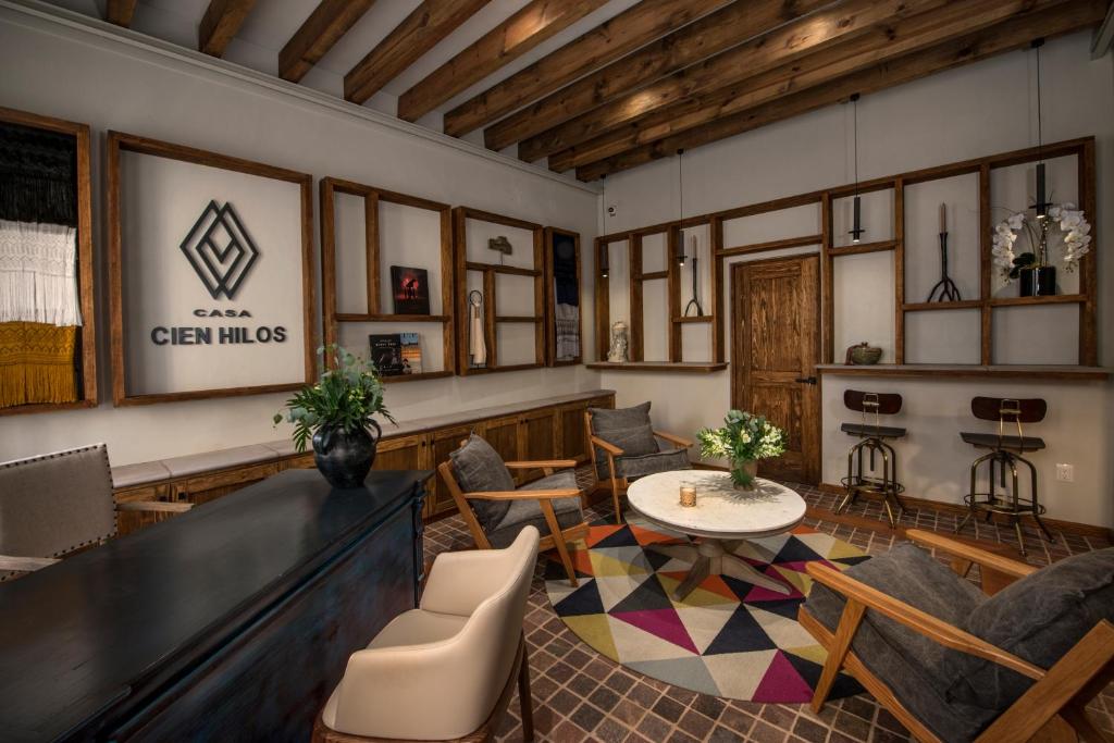 a lobby with a table and chairs in a room at Casa Cien Hilos in San Miguel de Allende