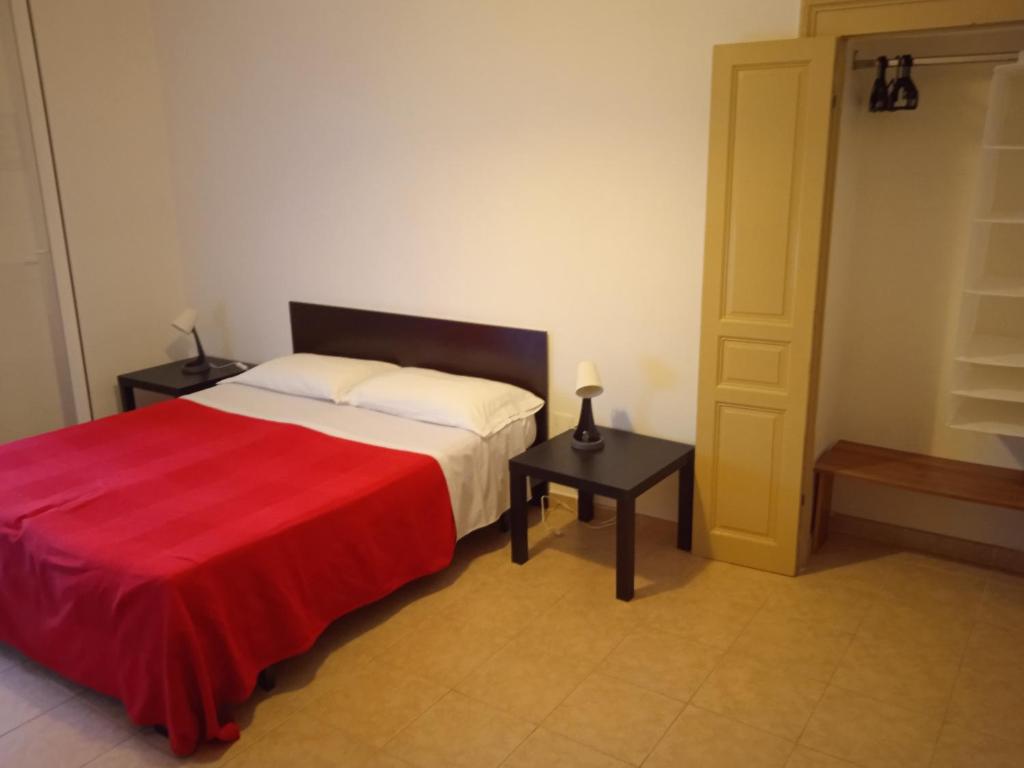 Postel nebo postele na pokoji v ubytování B&B Caravaggio only 200 metres from Ortigia