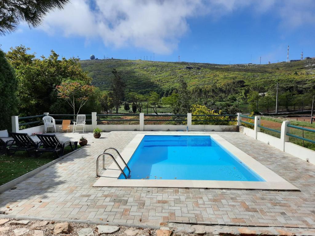 una piscina en el patio trasero de una casa en Montejunto Villas - Casa do Plátano en Cadaval