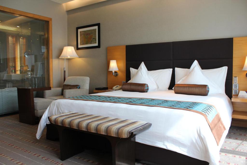 Postel nebo postele na pokoji v ubytování Crowne Plaza Today Gurugram by IHG