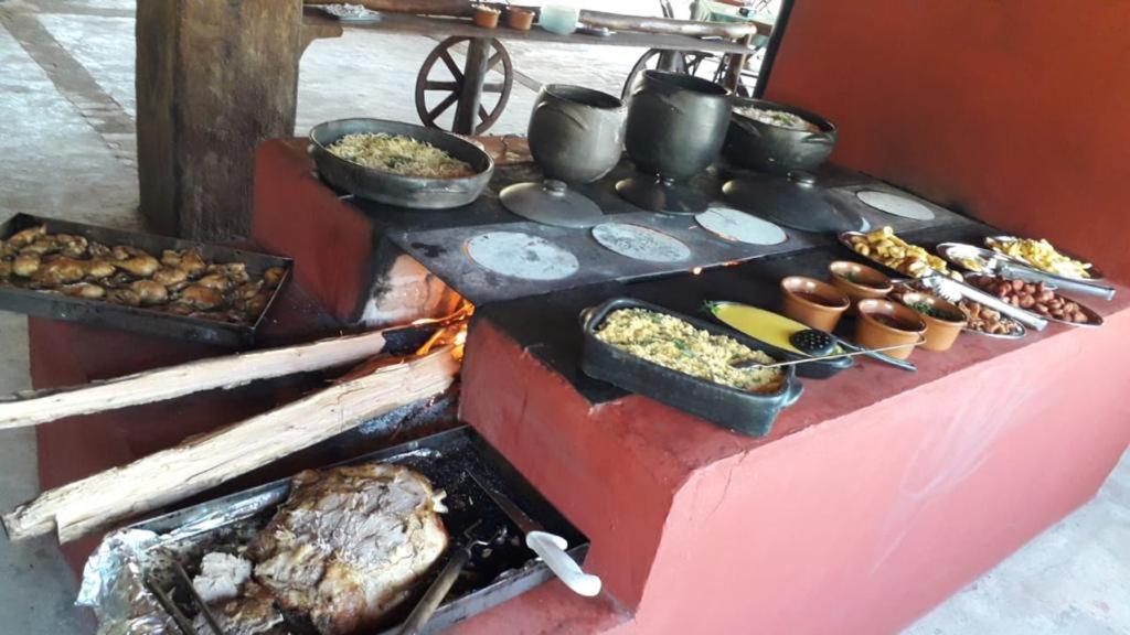 una griglia con molti tipi di cibo diversi di Pousada e Restaurante Village Mantovani a Lavrinhas