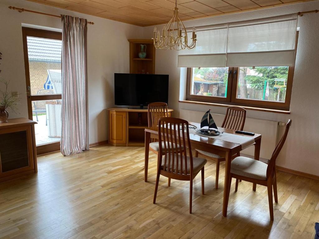 TV a/nebo společenská místnost v ubytování Ferienwohnung Wiek