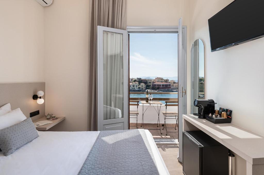Postel nebo postele na pokoji v ubytování Amphitrite Hotel