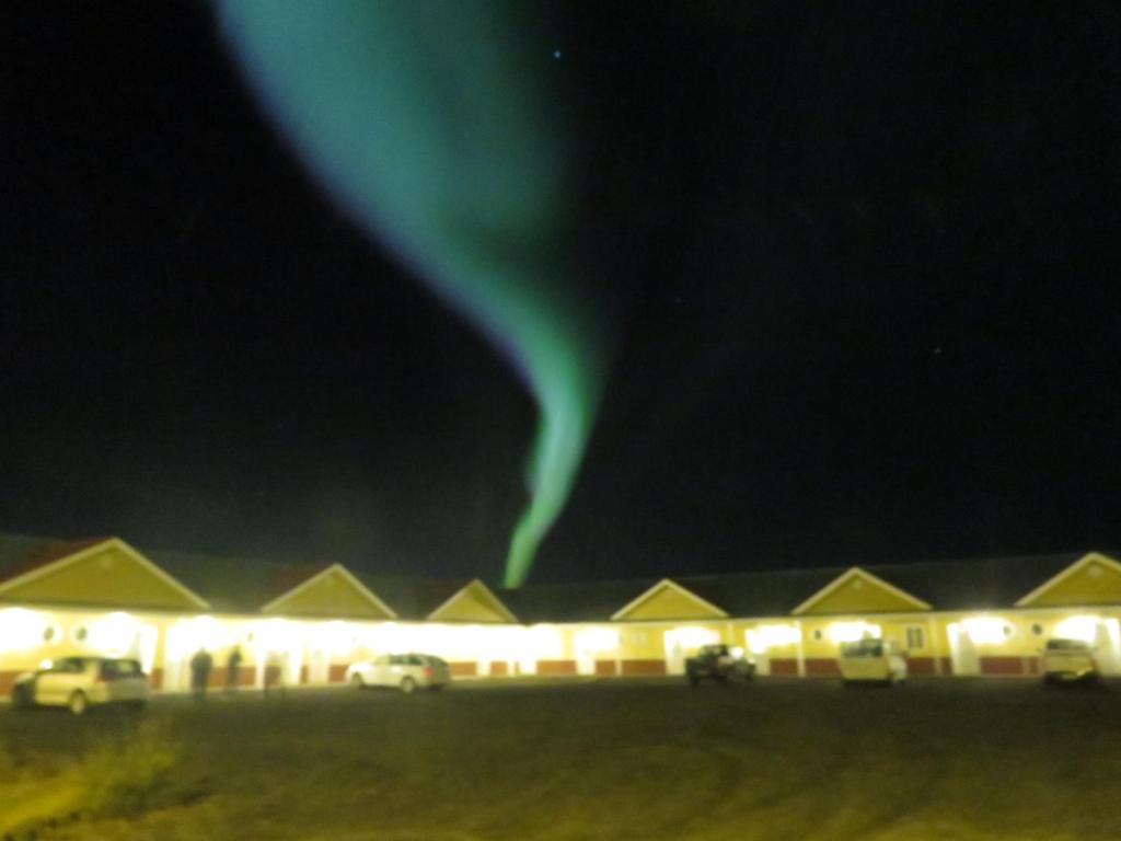 ein Bild der Aurora am Himmel über einem Motel in der Unterkunft Hotel Vogar in Vogar