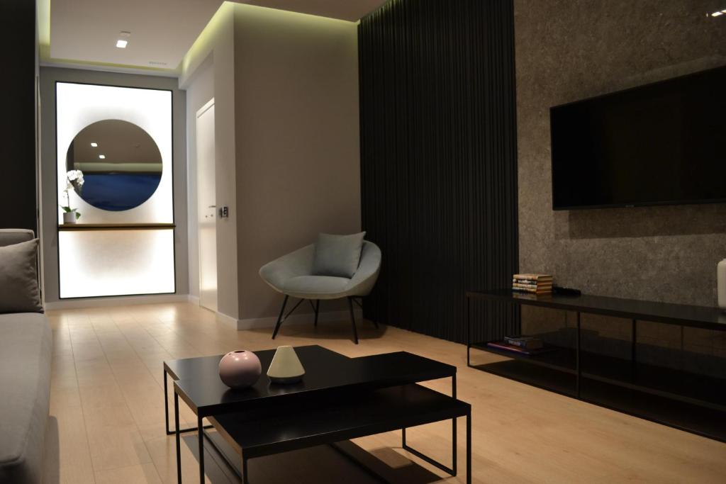 TV a/nebo společenská místnost v ubytování ArtNest Luxury Hotel & Suites