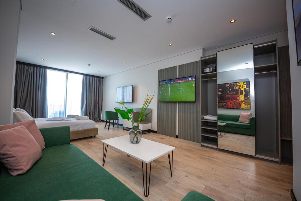 a living room with a couch and a tv at Apart-Hotel Lili2 in Sarandë