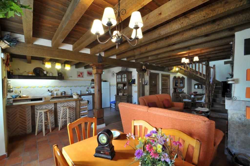 eine Küche und ein Wohnzimmer mit einem Tisch und Stühlen in der Unterkunft La Fuente de Pavia in Caballar