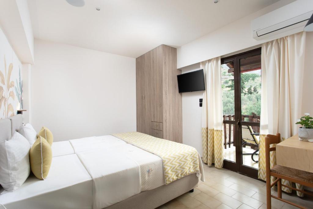 Postel nebo postele na pokoji v ubytování Monemvasia Green Apartments
