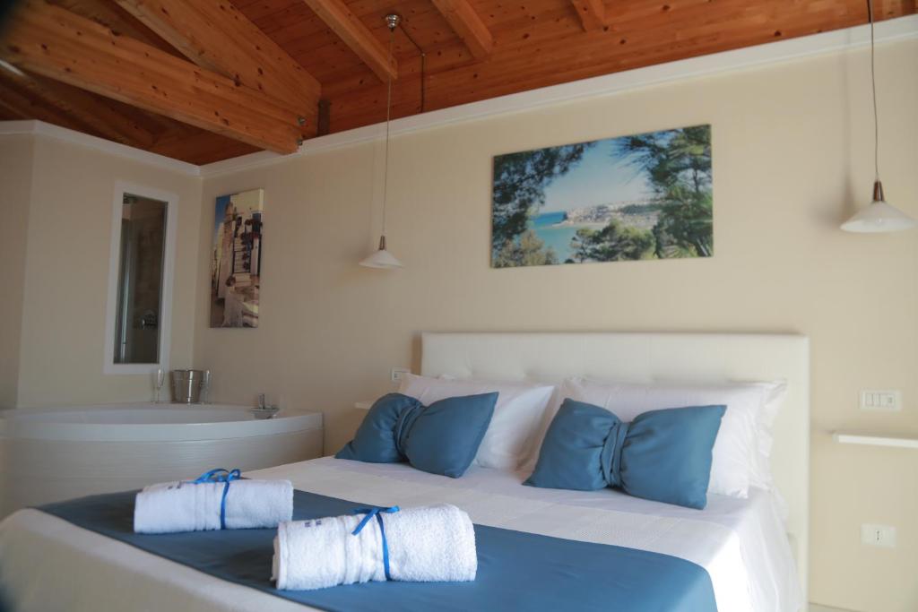 Postel nebo postele na pokoji v ubytování Blumarine Suite