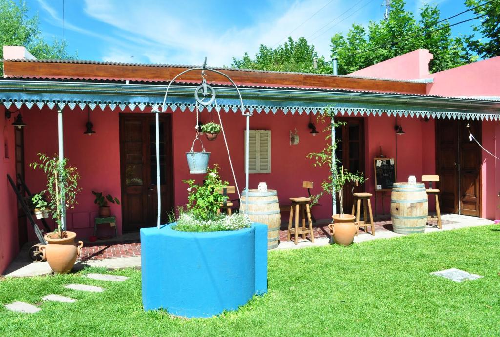 una casa roja con una mesa azul delante en Como Entonces en Uribelarrea