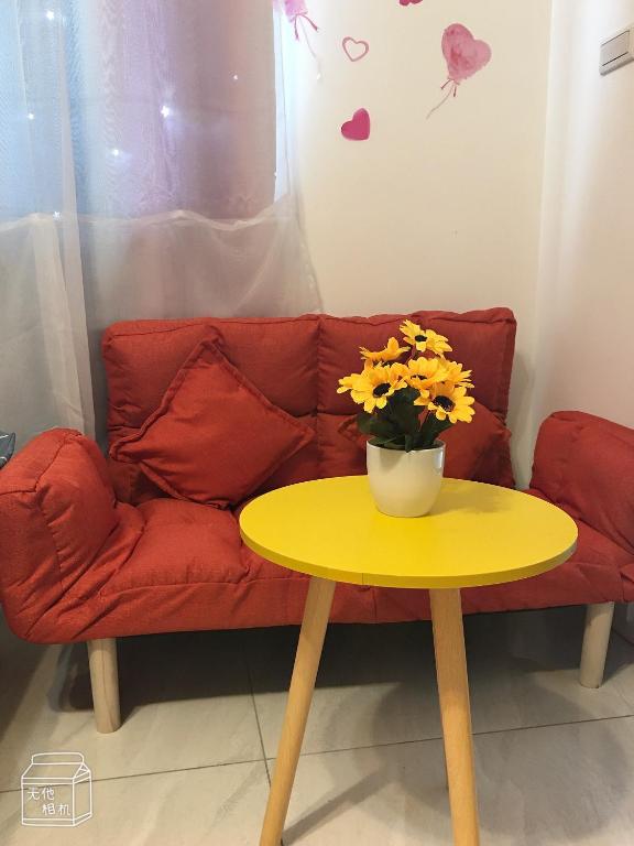 Een zitgedeelte bij 星動小屋民宿