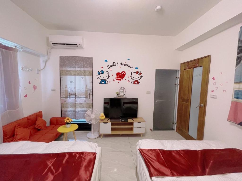een woonkamer met een bank en een tv bij 星動小屋民宿 in Sanxing
