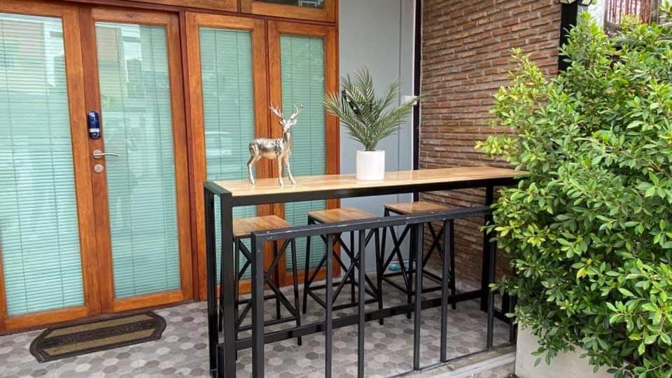 stół na patio z roślinami w obiekcie Nature Village Hostel w mieście Lak Si