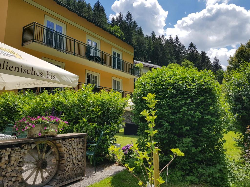 a hotel with a garden and a building at Feriendomizil Wetzelberger in Mönichwald