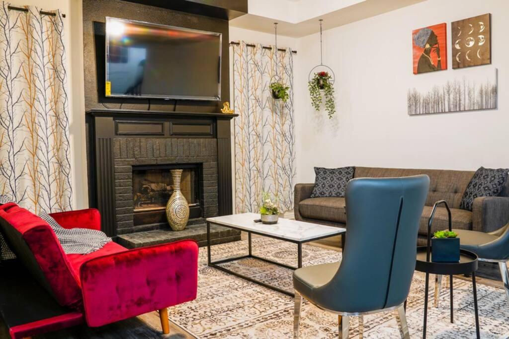 uma sala de estar com um sofá e uma lareira em Remodeled luxury with Proximity em Lewisville