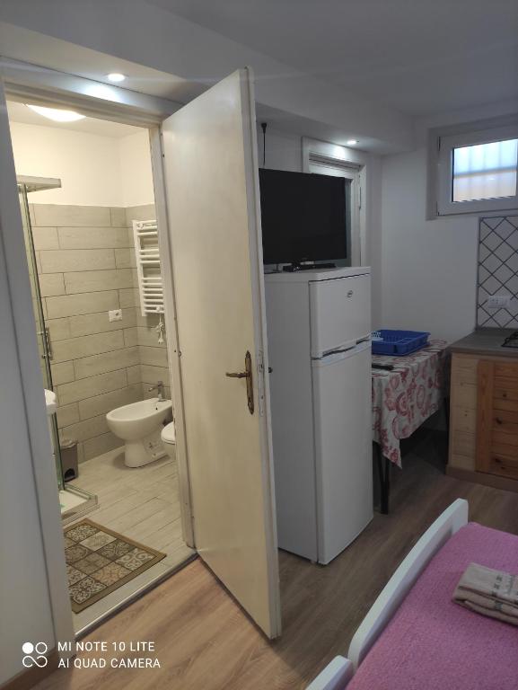 A bathroom at VILLA GIULIANA stanze con bagno interno in Villa a 350 mt spiaggia libera Lido delle Sirene