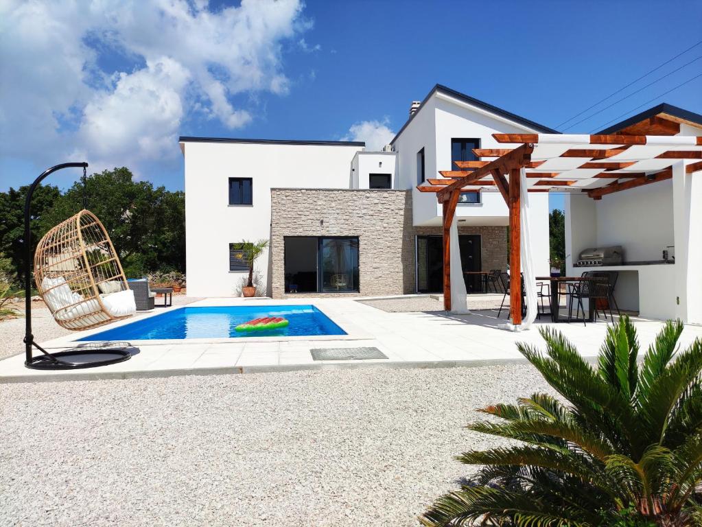 a villa with a swimming pool and a house at Lazy 8 Villa in Garica