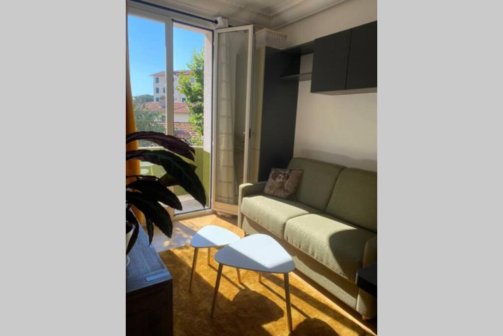 Posezení v ubytování STUDIO NEUF ET PROCHE DES PLAGES DE JUAN LES PINS
