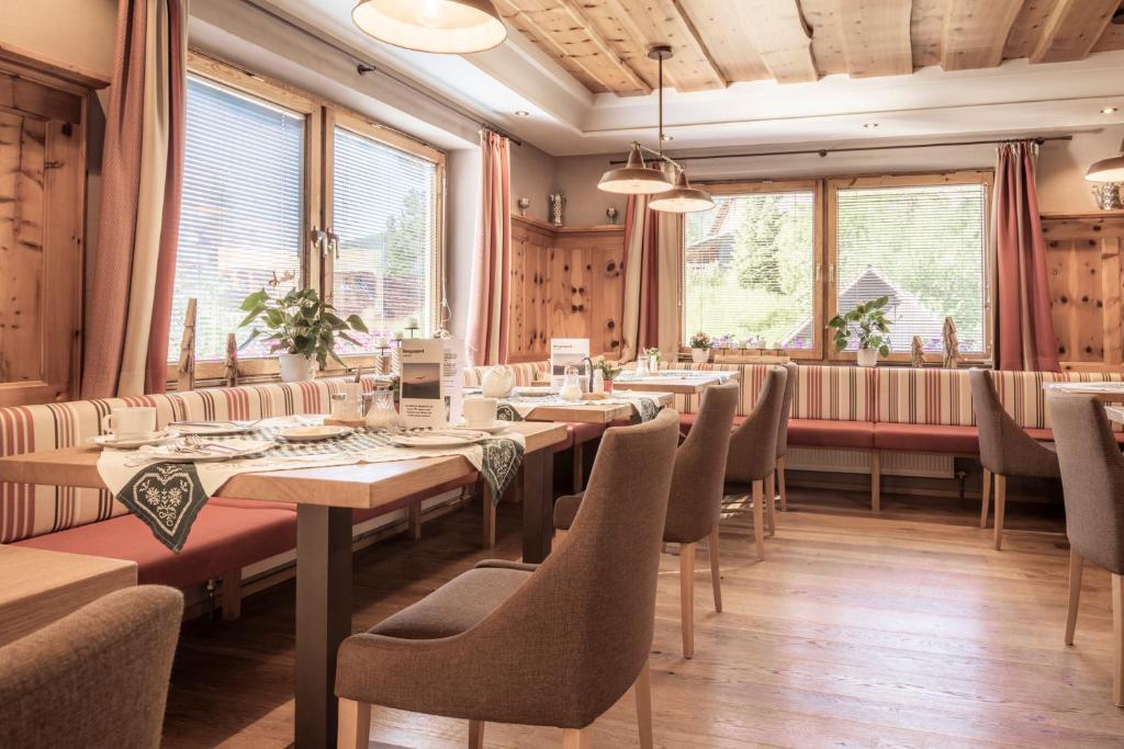 Reštaurácia alebo iné gastronomické zariadenie v ubytovaní schaus Lüftenegger - Apart-Zirbenpension