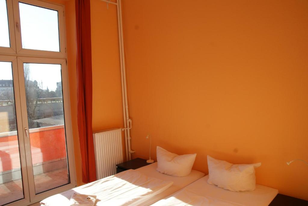 Postel nebo postele na pokoji v ubytování Happy Go Lucky Hotel + Hostel