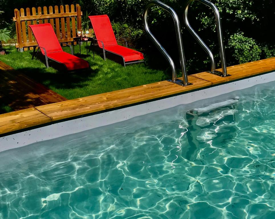 Piscina de la sau aproape de The Dordogne Huts with Private Pool and Jacuzzi