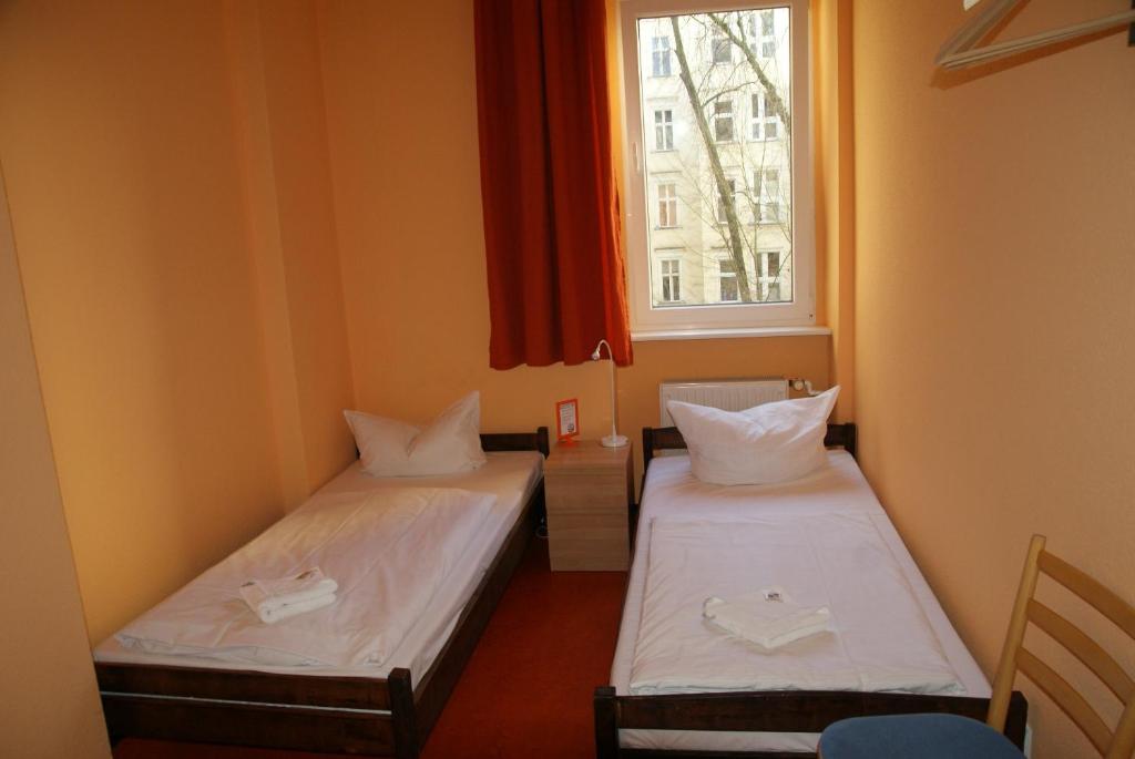Postel nebo postele na pokoji v ubytování Happy Go Lucky Hotel + Hostel