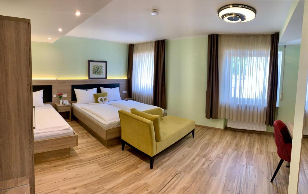 Postel nebo postele na pokoji v ubytování Hotel zur Flüh