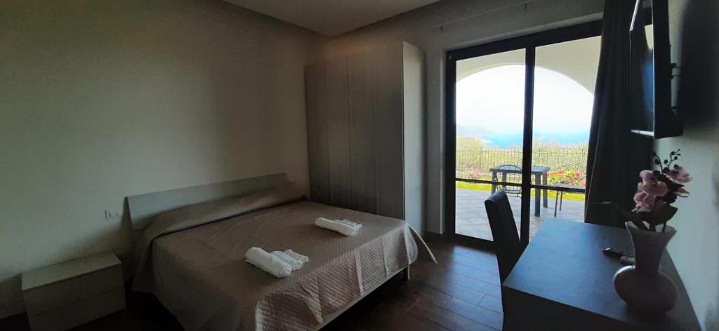 Posteľ alebo postele v izbe v ubytovaní Qvattro stagioni panoramic suites