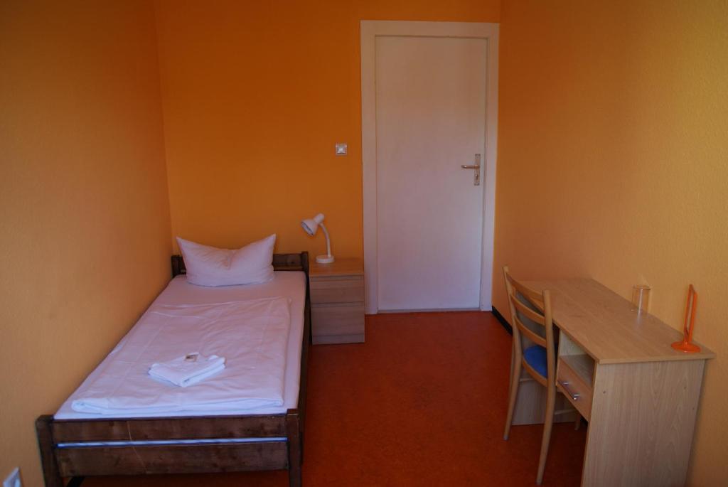 Postel nebo postele na pokoji v ubytování Happy Go Lucky Hotel + Hostel