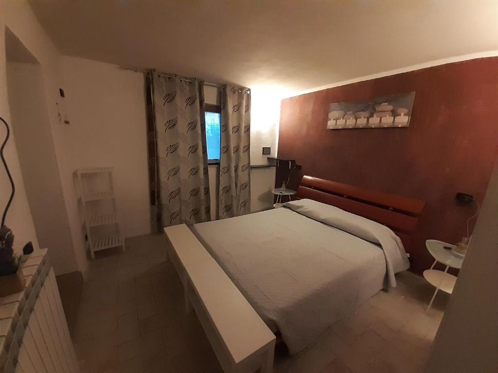 een slaapkamer met een groot bed en een raam bij LA GROTTA Bed and Breakfast e Affittacamere in Castel Giorgio