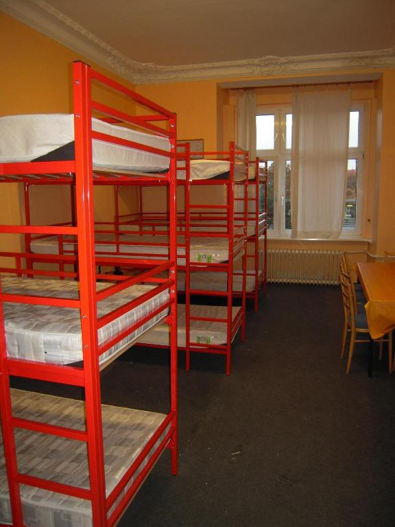 Postel nebo postele na pokoji v ubytování Happy Go Lucky Hotel + Hostel