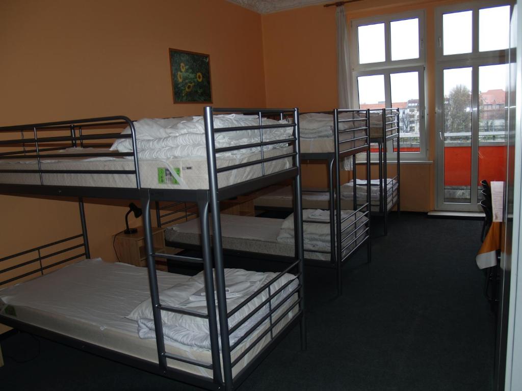 Postel nebo postele na pokoji v ubytování Happy Go Lucky Hotel + Hostel