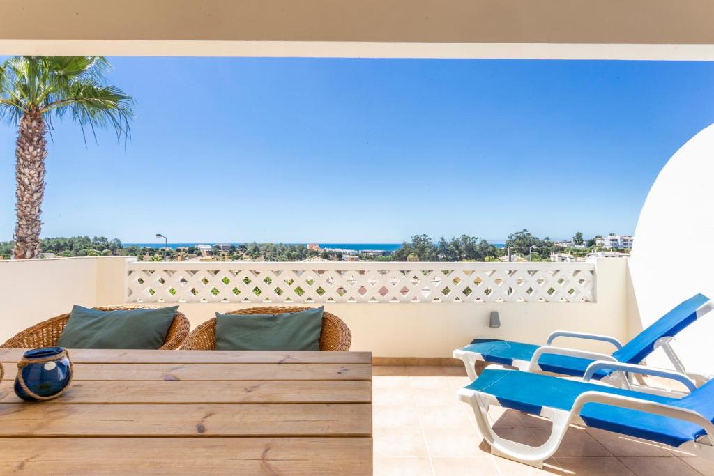 ラゴスにあるCozy & Luxurious Getaway - 3 Decks Oceanview & Pool - Sao Joseのバルコニー(テーブル、椅子付)