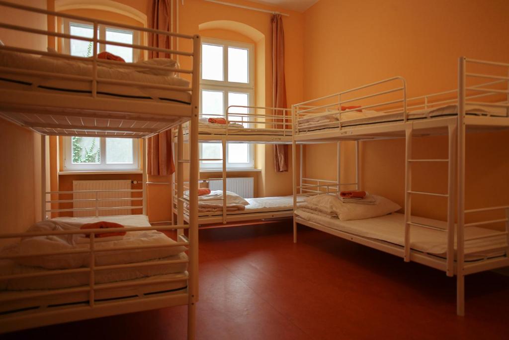 Postel nebo postele na pokoji v ubytování Happy Go Lucky Hotel + Hostel