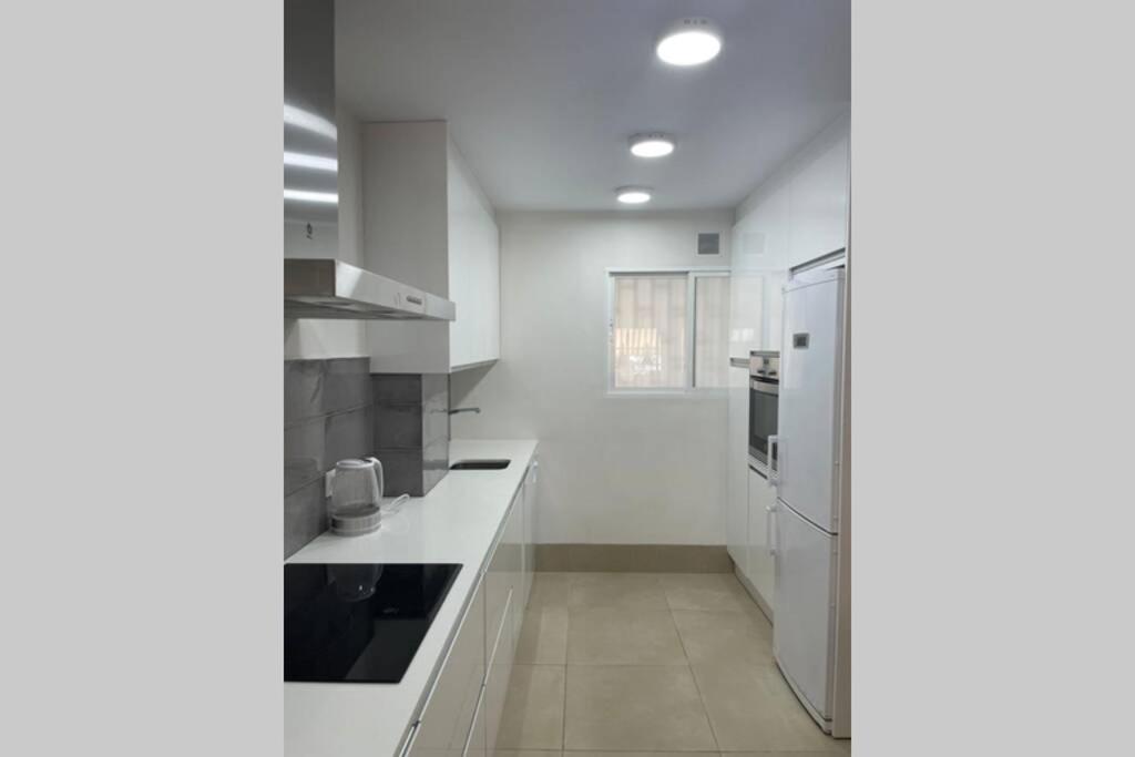 Kuchyňa alebo kuchynka v ubytovaní Apartamento en Playa Real, en 1ª línea de playa