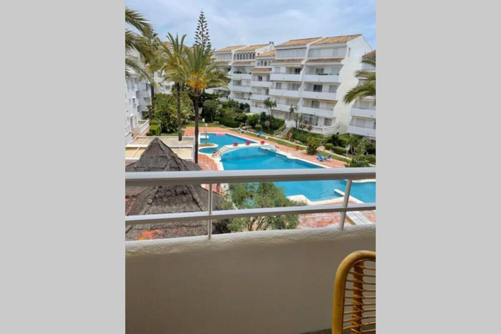 Bazén v ubytovaní Apartamento en Playa Real, en 1ª línea de playa alebo v jeho blízkosti