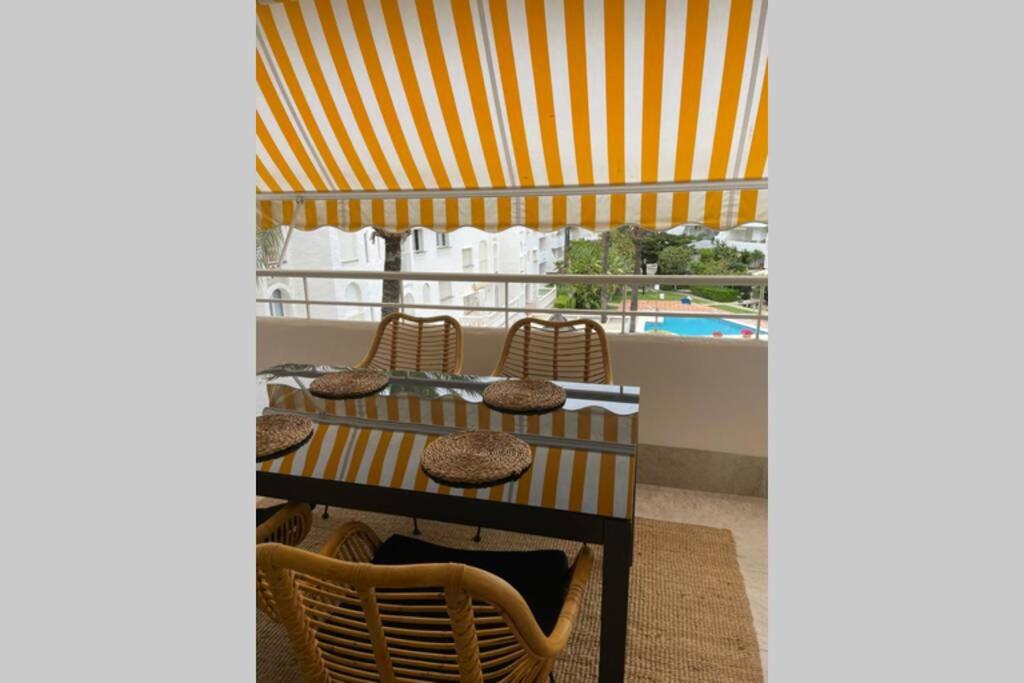 Bazén v ubytovaní Apartamento en Playa Real, en 1ª línea de playa alebo v jeho blízkosti