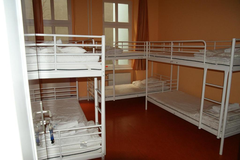 Postel nebo postele na pokoji v ubytování Happy Go Lucky Hotel + Hostel