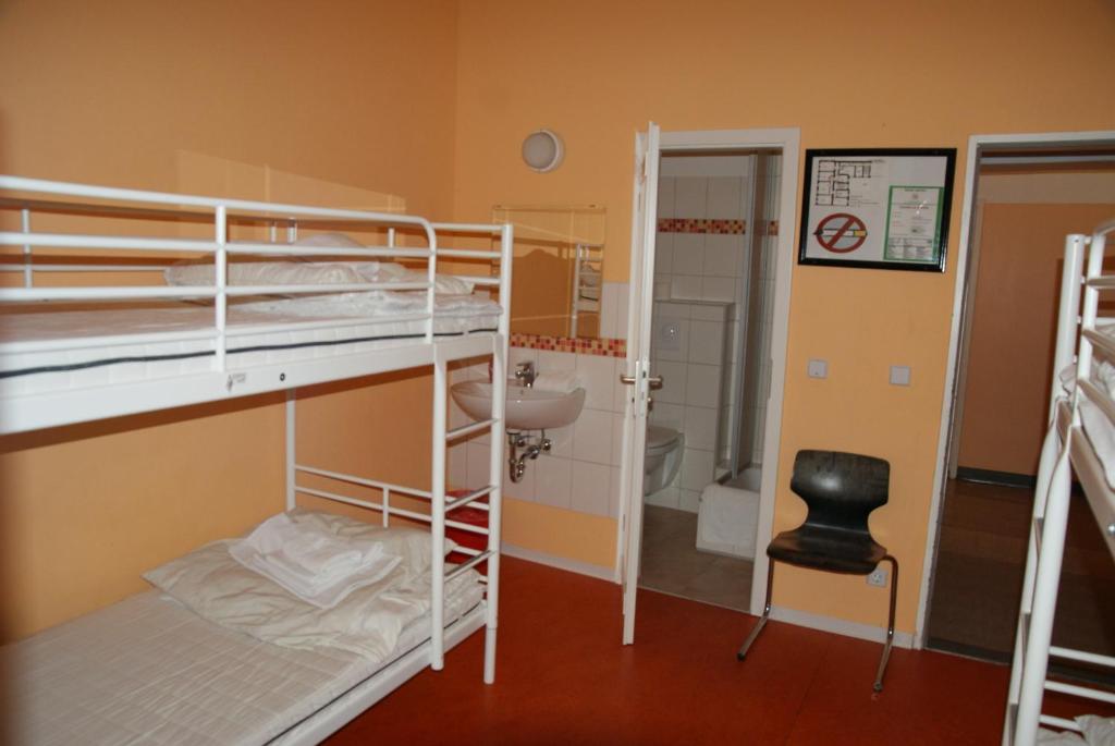 Postel nebo postele na pokoji v ubytování Happy Go Lucky Hotel + Hostel