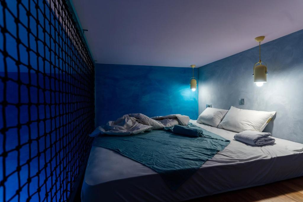 Postel nebo postele na pokoji v ubytování Tomosmatik Apartments Koper by Locap Group